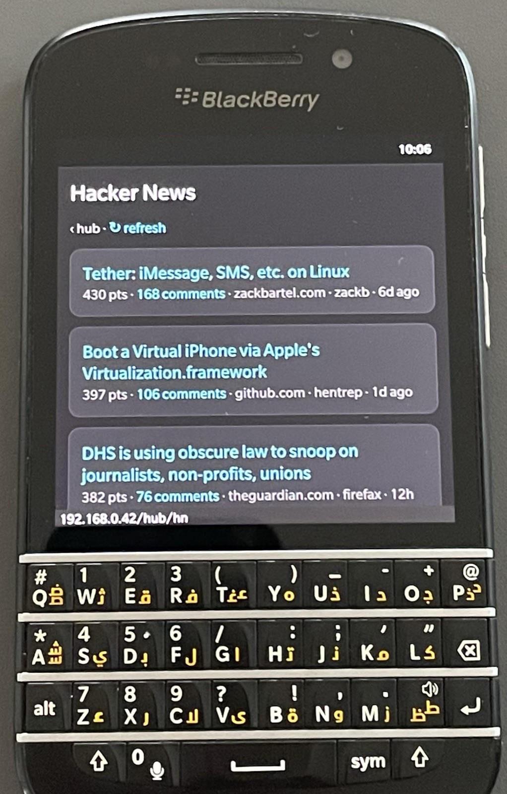 The Hacker News reader inside BerryHub on the Q10, three stories on screen.